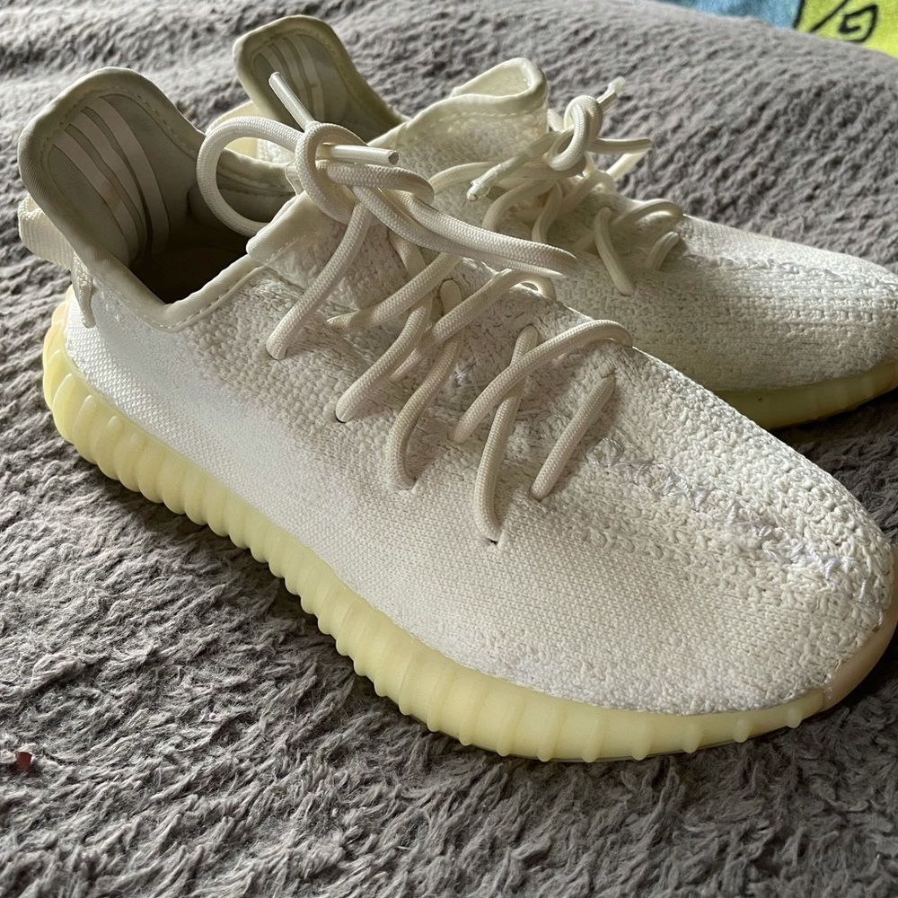 Triple white yeezy size 5.5 M/ 7 W